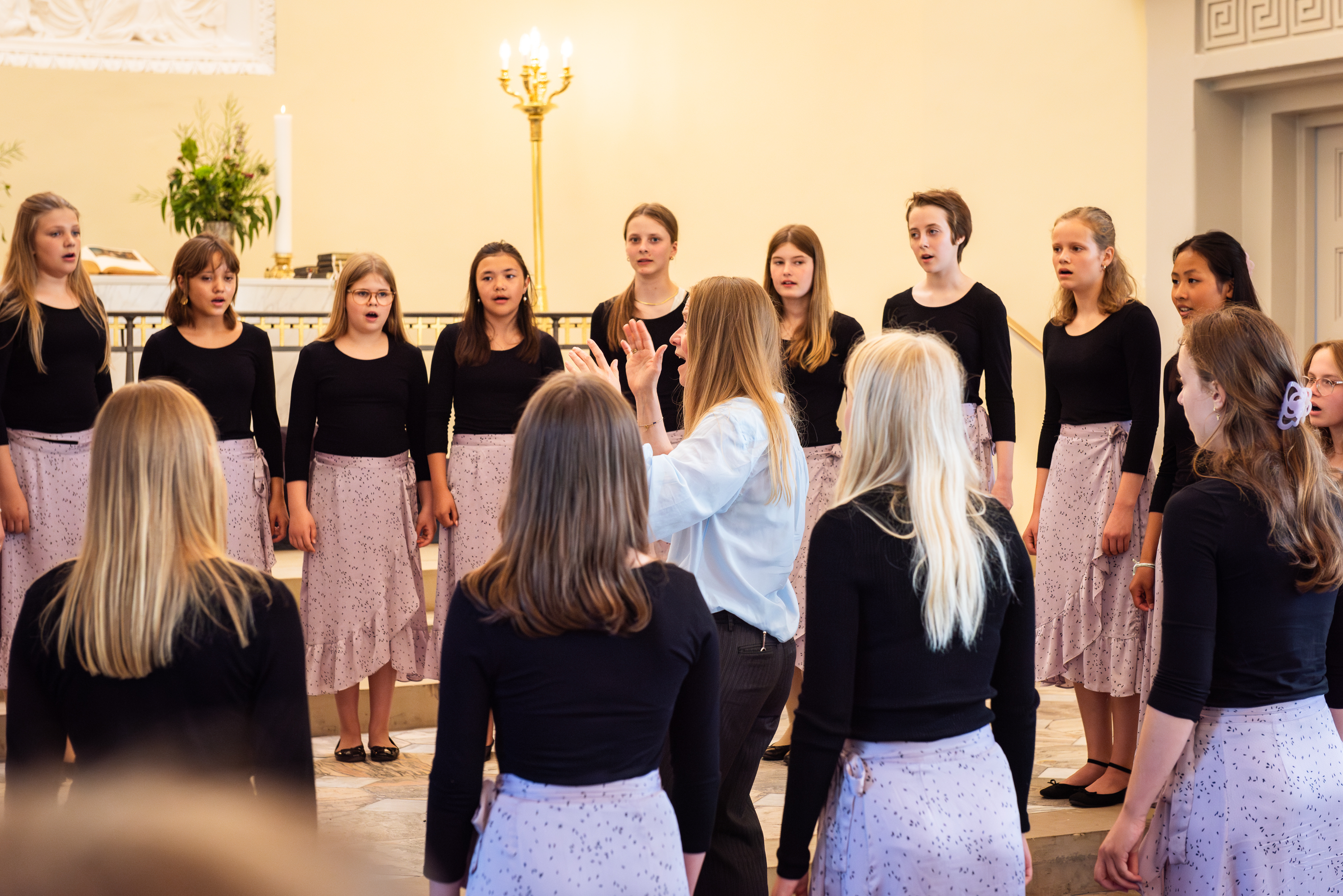 Bamse i luftballon skubber til bold